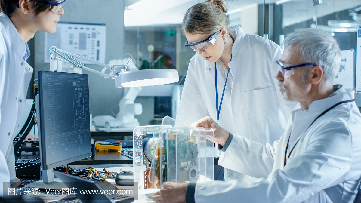 科學家團隊選擇印刷電路板與工作。在背景技術先進的科研中心。